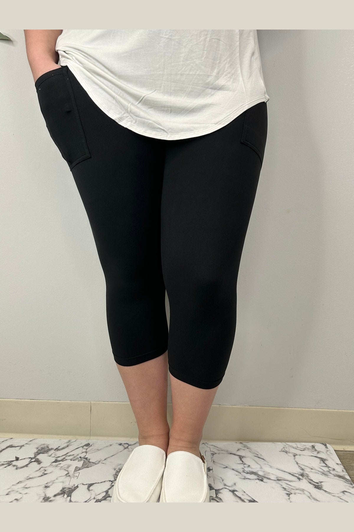 Solid Tween Capri w/ Pockets
