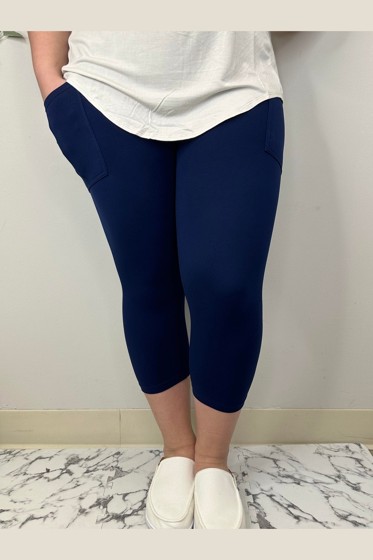 Solid Tween Capri w/ Pockets
