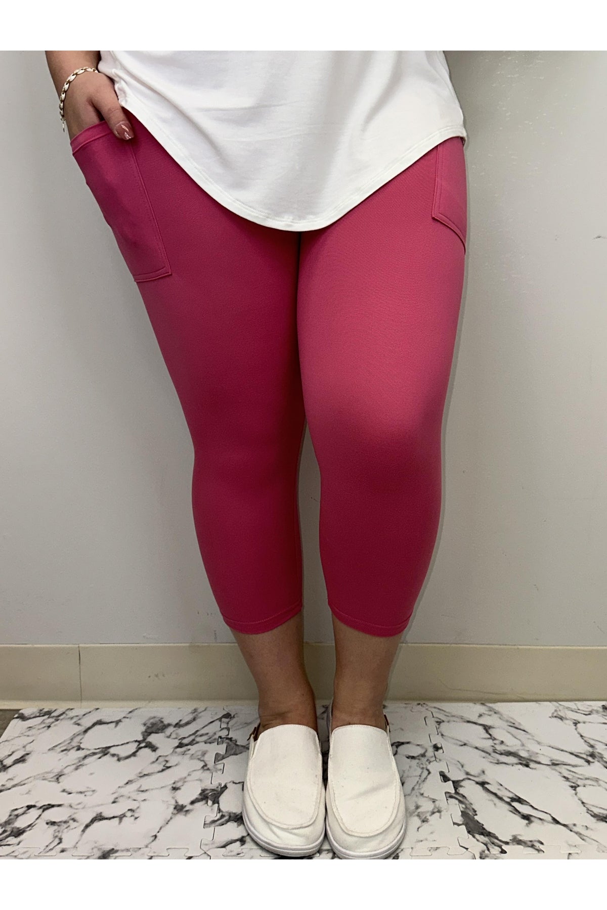 Solid Tween Capri w/ Pockets