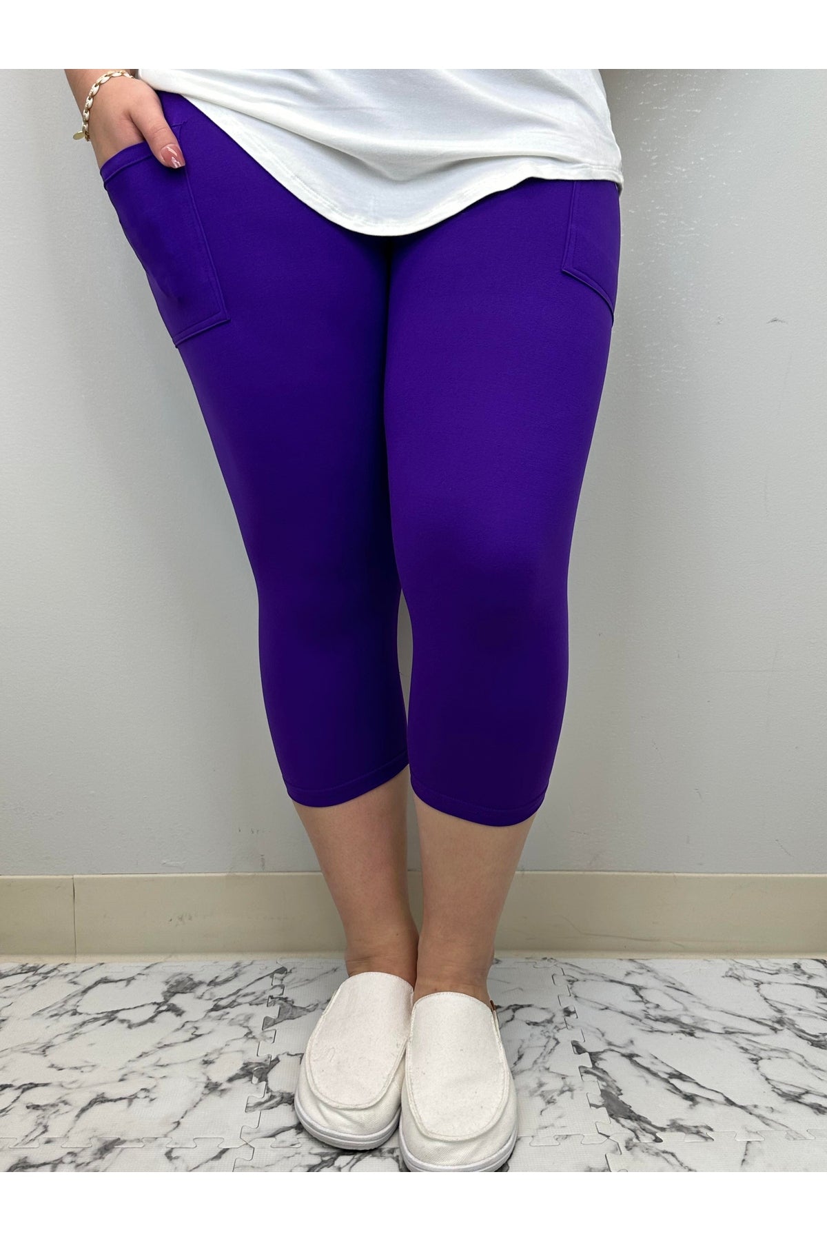 Solid Tween Capri w/ Pockets