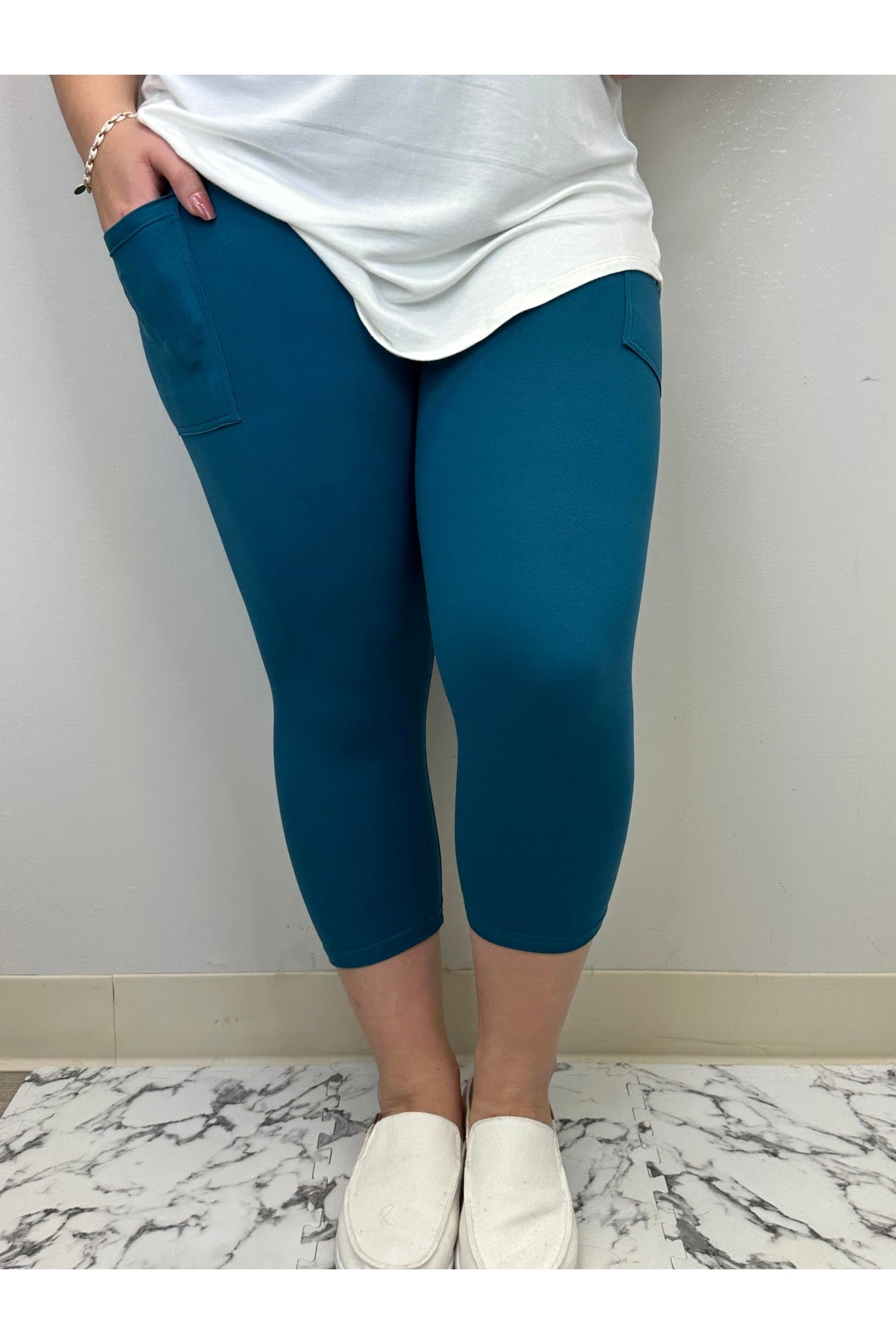 Solid Tween Capri w/ Pockets
