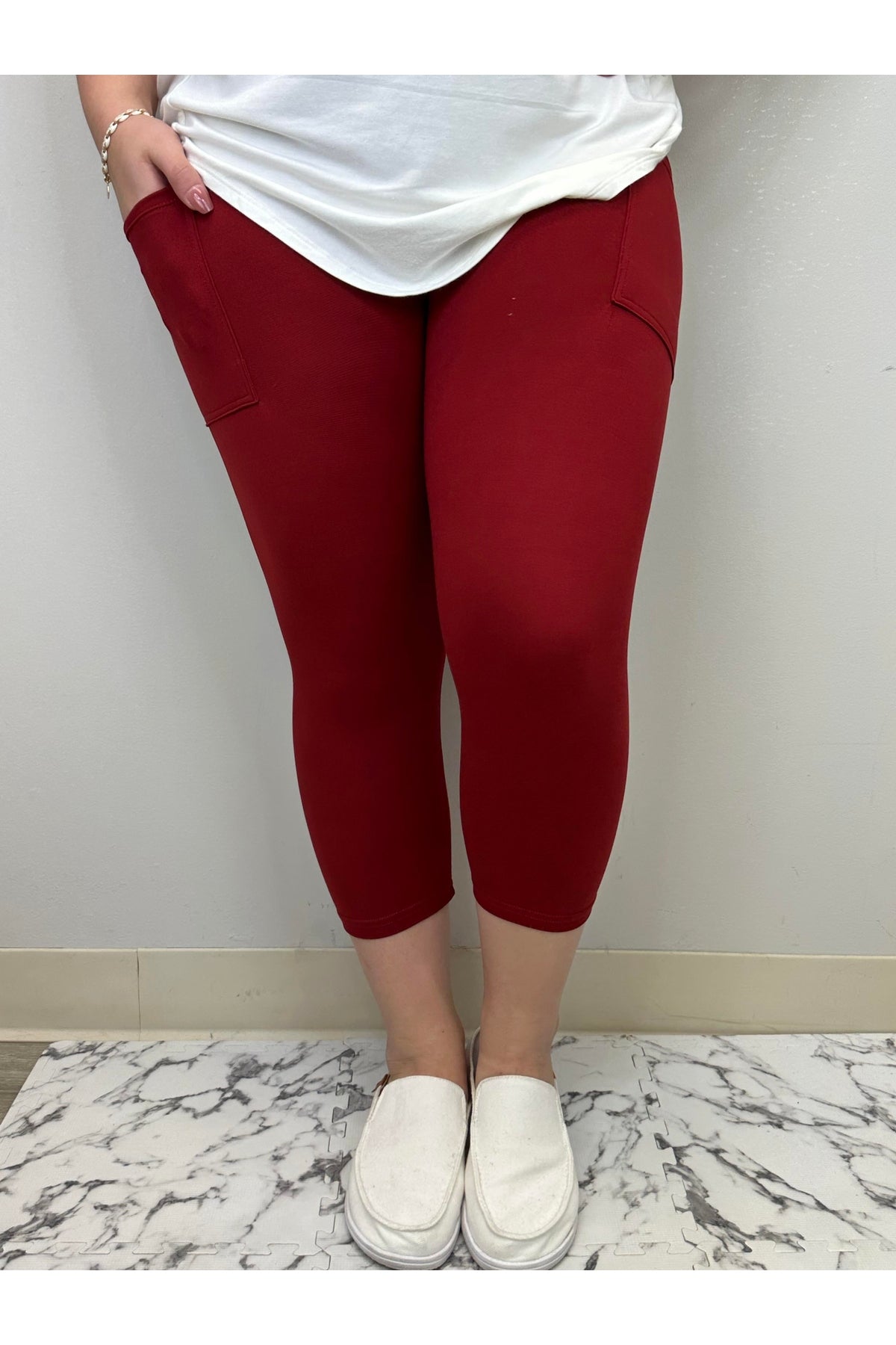 Solid Tween Capri w/ Pockets