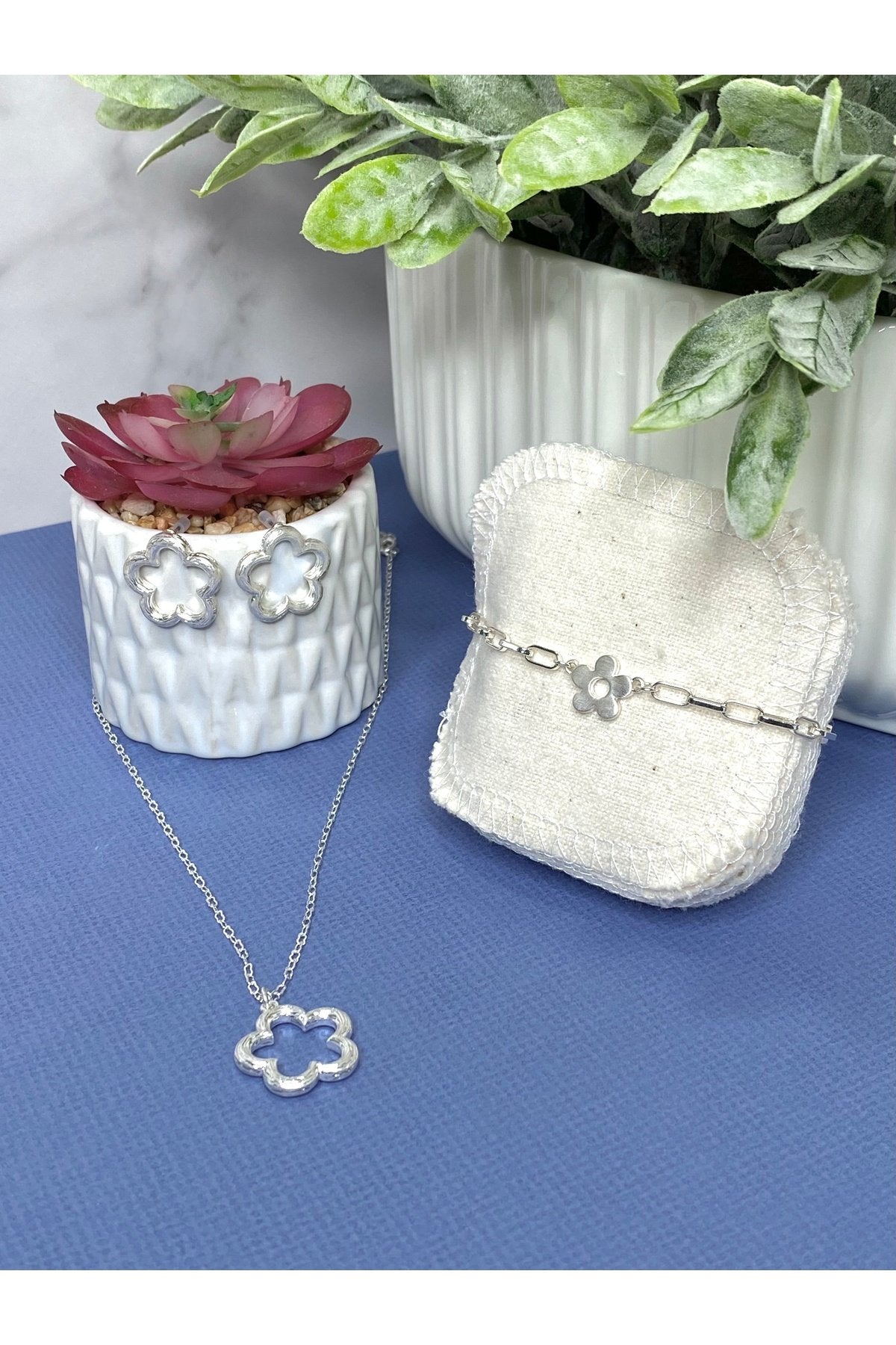 Open Flower Necklace in Silver